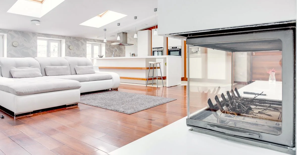 Intérieur de loft spacieux au design épuré avec cheminée et puits de lumière.