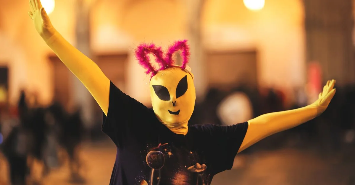 Personne en costume d'alien avec des oreilles originales pendant une célébration animée à Arequipa.
