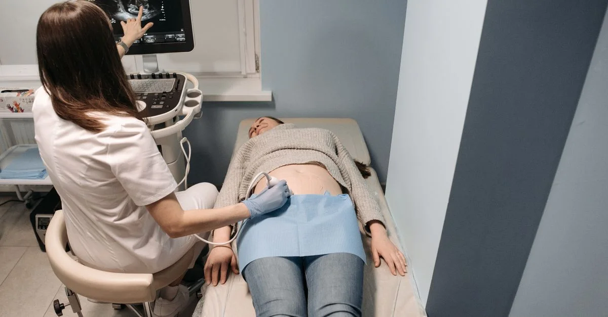 Profesional de la salud realizando una ecografía a un paciente en una clínica médica.